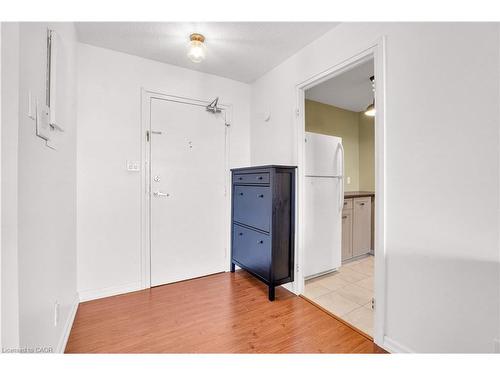 809-225 Harvard Place, Waterloo, ON - Indoor Photo Showing Other Room