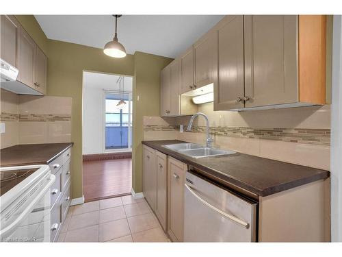 809-225 Harvard Place, Waterloo, ON - Indoor Photo Showing Kitchen With Double Sink