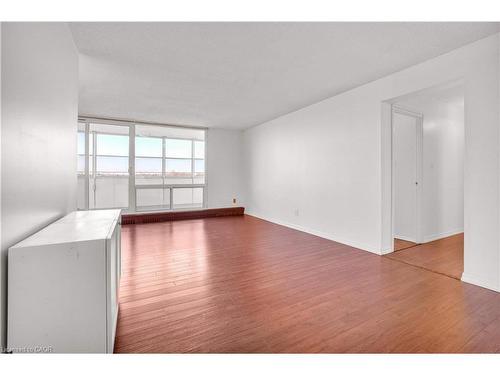 809-225 Harvard Place, Waterloo, ON - Indoor Photo Showing Other Room