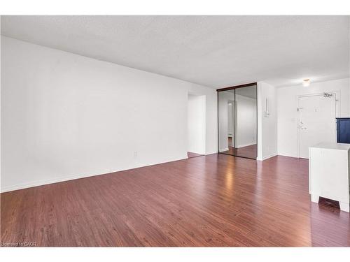 809-225 Harvard Place, Waterloo, ON - Indoor Photo Showing Other Room