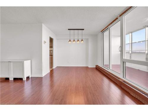 809-225 Harvard Place, Waterloo, ON - Indoor Photo Showing Other Room