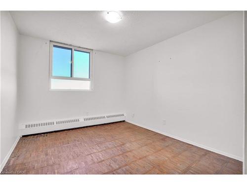 809-225 Harvard Place, Waterloo, ON - Indoor Photo Showing Other Room