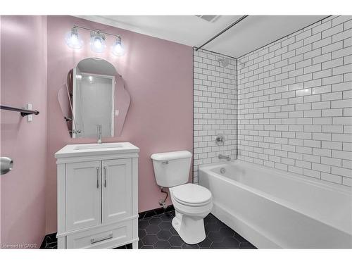 809-225 Harvard Place, Waterloo, ON - Indoor Photo Showing Bathroom