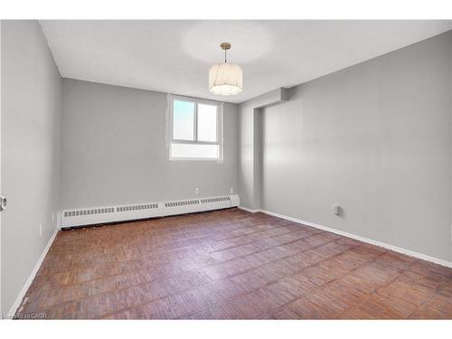 809-225 Harvard Place, Waterloo, ON - Indoor Photo Showing Other Room