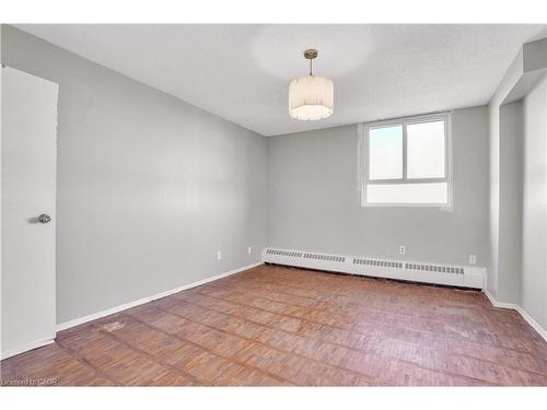 809-225 Harvard Place, Waterloo, ON - Indoor Photo Showing Other Room