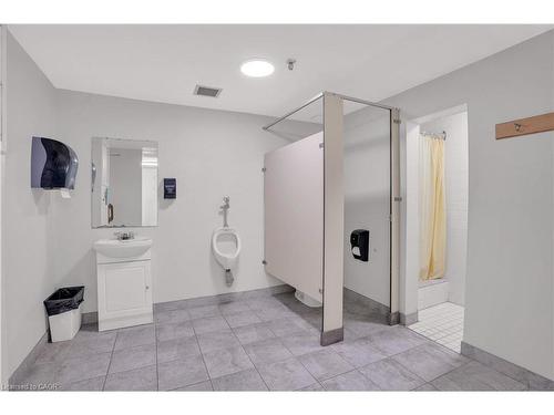 809-225 Harvard Place, Waterloo, ON - Indoor Photo Showing Bathroom