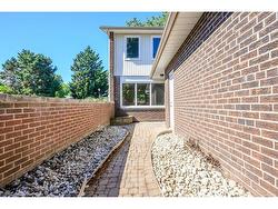 5193 Banting Court  Burlington, ON L7L 2Z4