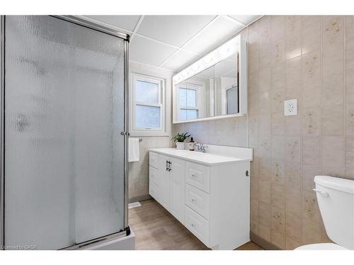 11 Ford Street, Hamilton, ON - Indoor Photo Showing Bathroom