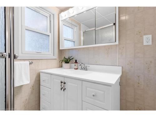 11 Ford Street, Hamilton, ON - Indoor Photo Showing Bathroom