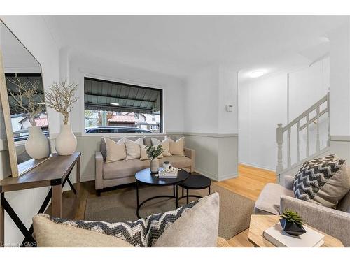 11 Ford Street, Hamilton, ON - Indoor Photo Showing Living Room