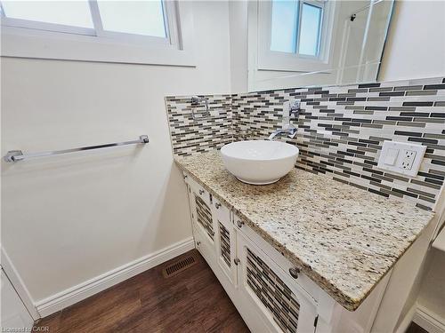 Main-4 Markham Crescent, Hamilton, ON - Indoor Photo Showing Bathroom