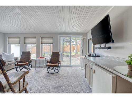 271 Haller Crescent, Caledonia, ON - Indoor Photo Showing Living Room
