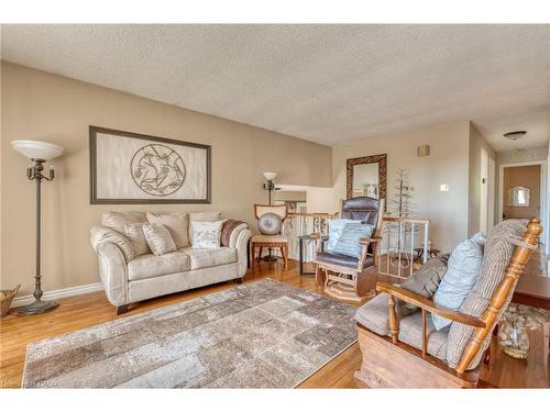 271 Haller Crescent, Caledonia, ON - Indoor Photo Showing Living Room