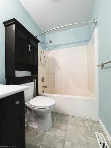 20 Daybreak Drive, London, ON - Indoor Photo Showing Bathroom