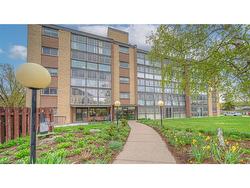 406-400 Champlain Boulevard  Cambridge, ON N1R 7J6