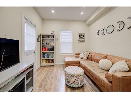 12 Baker Street, Hamilton, ON - Indoor Photo Showing Living Room