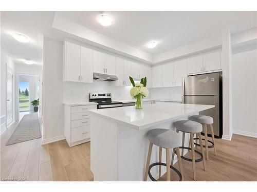 135 Reverie Way, Kitchener, ON - Indoor Photo Showing Kitchen With Upgraded Kitchen