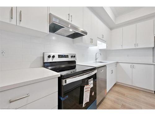 135 Reverie Way, Kitchener, ON - Indoor Photo Showing Kitchen With Stainless Steel Kitchen With Upgraded Kitchen