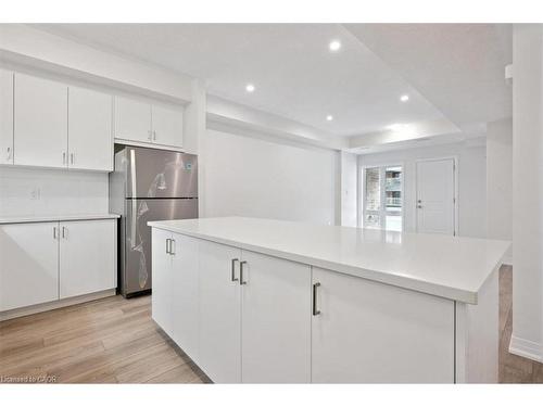 135 Reverie Way, Kitchener, ON - Indoor Photo Showing Kitchen