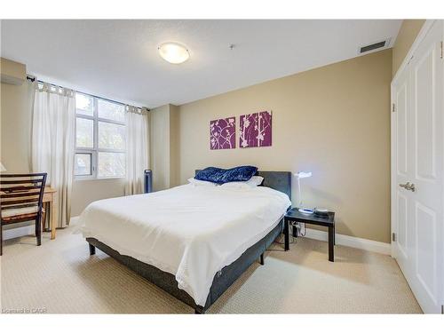 105-165 Duke Street E, Kitchener, ON - Indoor Photo Showing Bedroom