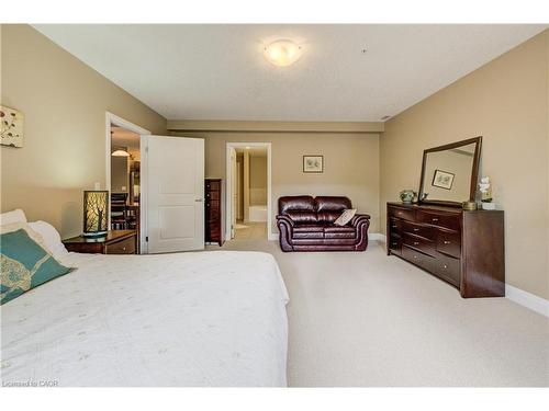 105-165 Duke Street E, Kitchener, ON - Indoor Photo Showing Bedroom