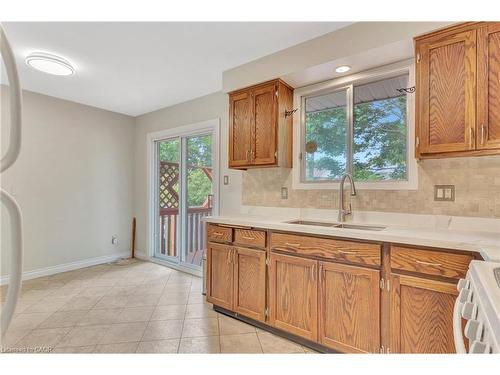 528 Havelock Drive, Waterloo, ON - Indoor Photo Showing Kitchen With Double Sink