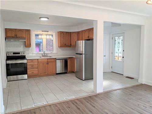 1-23 Fairview Avenue, Kitchener, ON - Indoor Photo Showing Kitchen