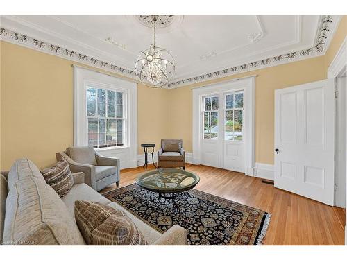 262 Main Street W, Grimsby, ON - Indoor Photo Showing Living Room
