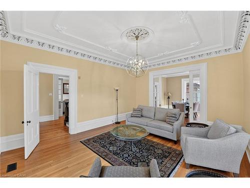 262 Main Street W, Grimsby, ON - Indoor Photo Showing Living Room