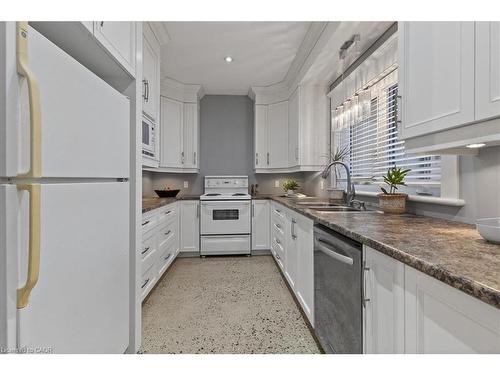86 Canters Close, Kitchener, ON - Indoor Photo Showing Kitchen