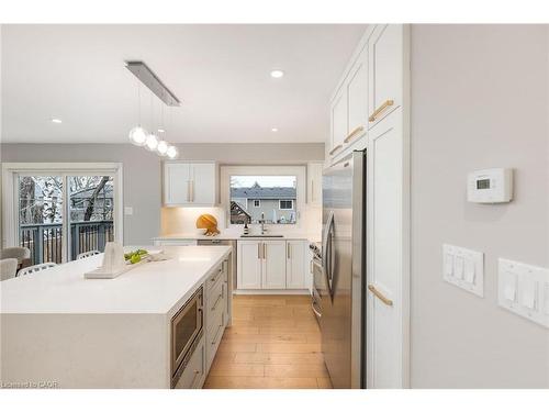 471 Sparling Crescent, Burlington, ON - Indoor Photo Showing Kitchen With Upgraded Kitchen