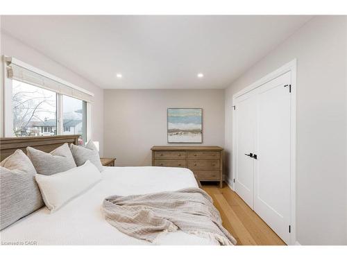 471 Sparling Crescent, Burlington, ON - Indoor Photo Showing Bedroom