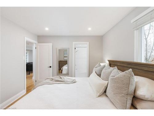 471 Sparling Crescent, Burlington, ON - Indoor Photo Showing Bedroom