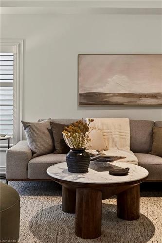 84 Forest Valley Crescent, Hamilton, ON - Indoor Photo Showing Living Room