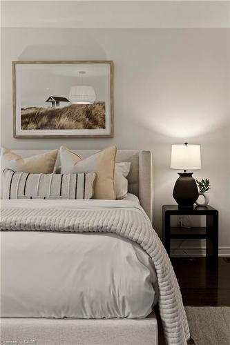 84 Forest Valley Crescent, Hamilton, ON - Indoor Photo Showing Bedroom