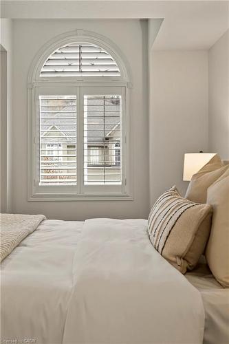 84 Forest Valley Crescent, Hamilton, ON - Indoor Photo Showing Bedroom