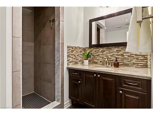 84 Forest Valley Crescent, Hamilton, ON - Indoor Photo Showing Bathroom