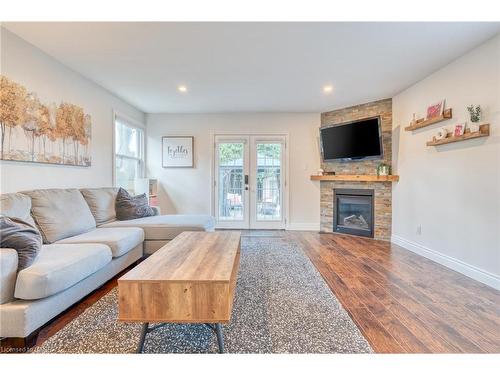 25 Montrose Avenue, Hamilton, ON - Indoor Photo Showing Living Room With Fireplace