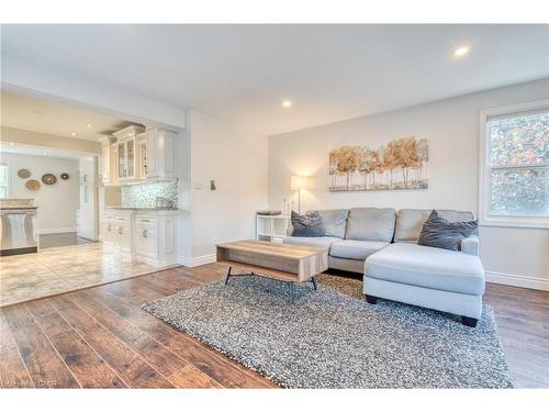 25 Montrose Avenue, Hamilton, ON - Indoor Photo Showing Living Room