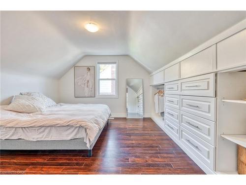 25 Montrose Avenue, Hamilton, ON - Indoor Photo Showing Bedroom