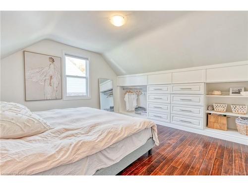 25 Montrose Avenue, Hamilton, ON - Indoor Photo Showing Bedroom