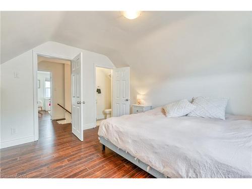 25 Montrose Avenue, Hamilton, ON - Indoor Photo Showing Bedroom