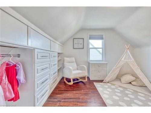 25 Montrose Avenue, Hamilton, ON - Indoor Photo Showing Bedroom