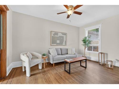 84 Ray Street S, Hamilton, ON - Indoor Photo Showing Living Room