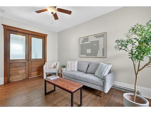 84 Ray Street S, Hamilton, ON - Indoor Photo Showing Living Room