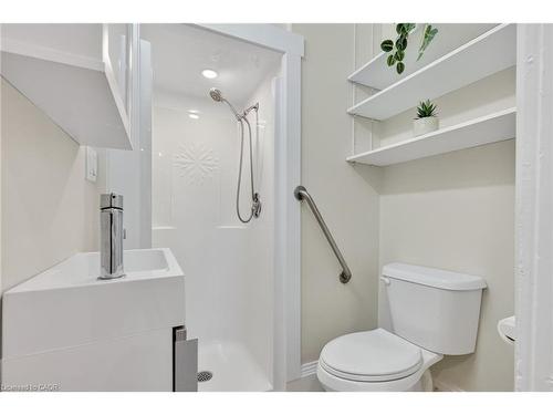 84 Ray Street S, Hamilton, ON - Indoor Photo Showing Bathroom