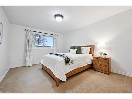 92 Schroder Crescent, Guelph, ON - Indoor Photo Showing Bedroom