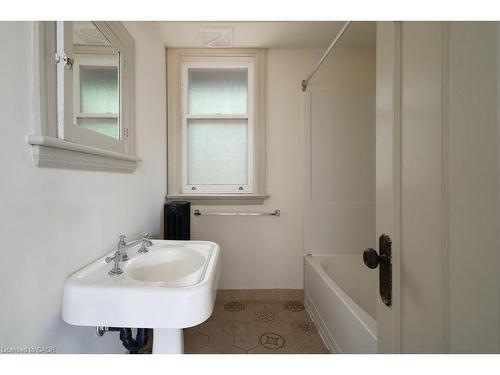 36 Mountwood Avenue, Hamilton, ON - Indoor Photo Showing Bathroom