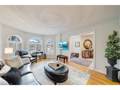 22 Caswell Drive, Hamilton, ON - Indoor Photo Showing Living Room