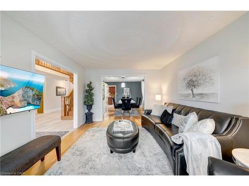 22 Caswell Drive, Hamilton, ON - Indoor Photo Showing Living Room